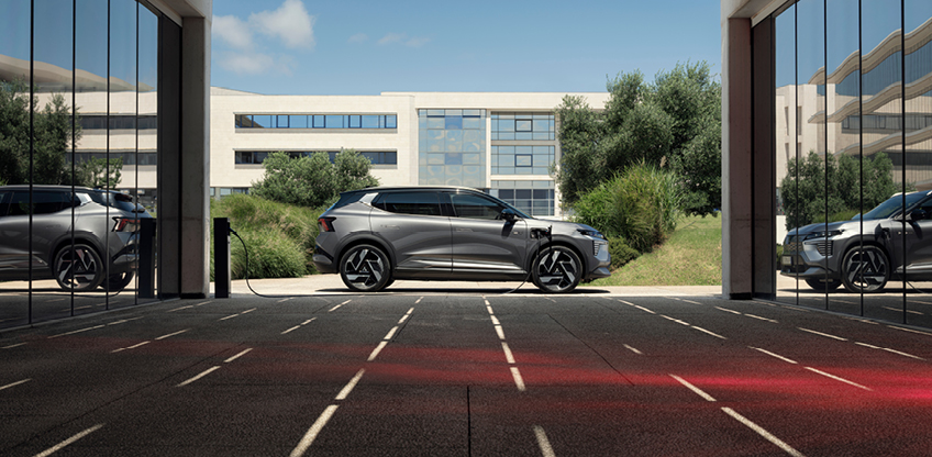 Der neue Mitsubishi Eclipse Cross steht zwischen zwei Gebäuden