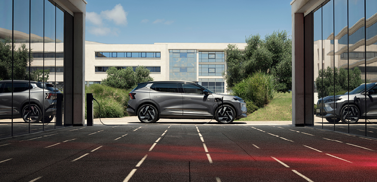 Der neue Mitsubishi Eclipse Cross steht zwischen zwei Gebäuden