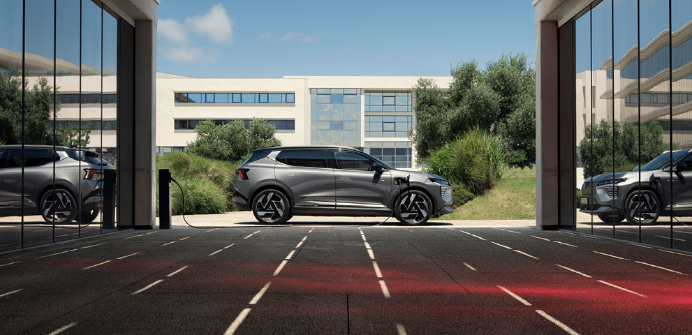 Der neue Mitsubishi Eclipse Cross steht zwischen zwei Gebäuden