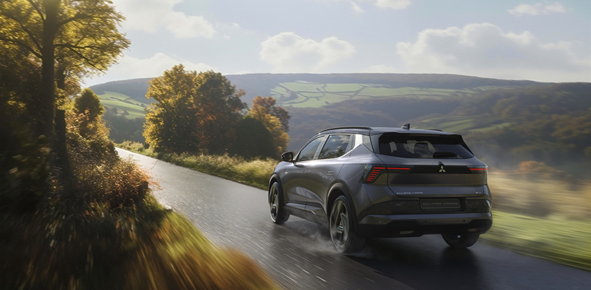 Der neue Mitsubishi Eclipse Cross fährt eine Landstraße entlang.