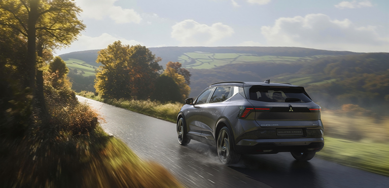 Der neue Mitsubishi Eclipse Cross fährt eine Landstraße entlang.