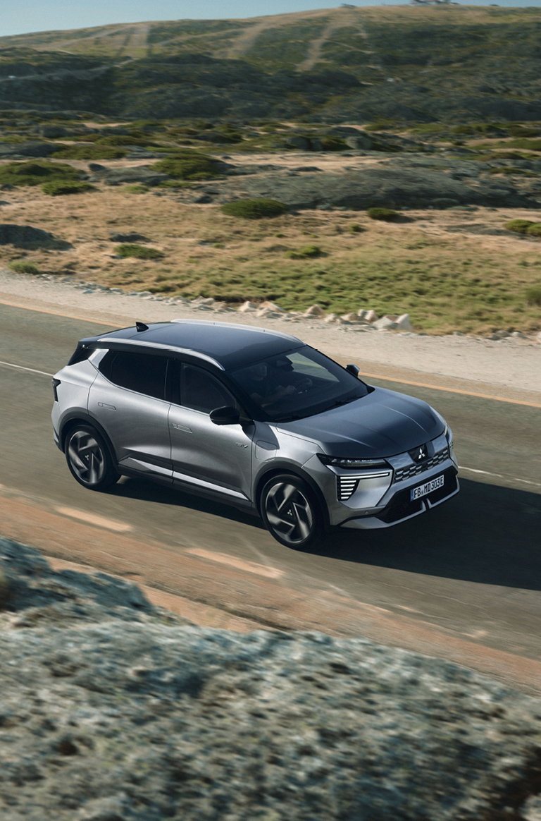 Der neue Mitsubishi Eclipse Cross fährt die Straße entlang.