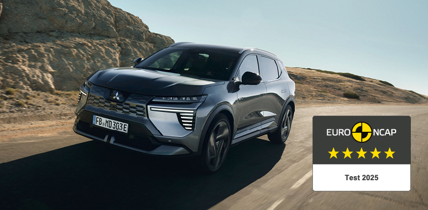 Der neue Eclipse Cross erhält 5 Sterne im Euro NCAP-Test. Der neue Mitsubishi Eclipse Cross fährt auf der Straße, rechts daneben das 5-Sterne-Euro NCAP-Logo.