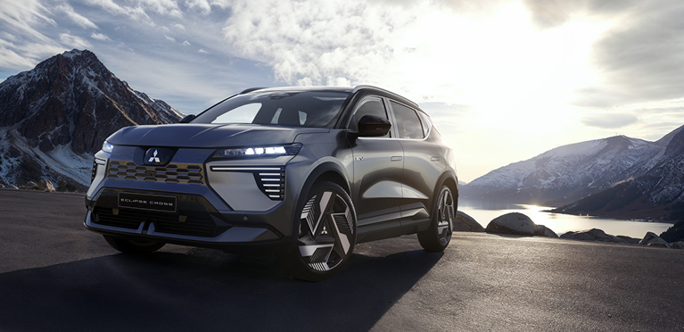 Der neue Mitsubishi Eclipse Cross Der neue Mitsubishi Eclipse Cross steht im Sonnenlicht an einem Bergsee.