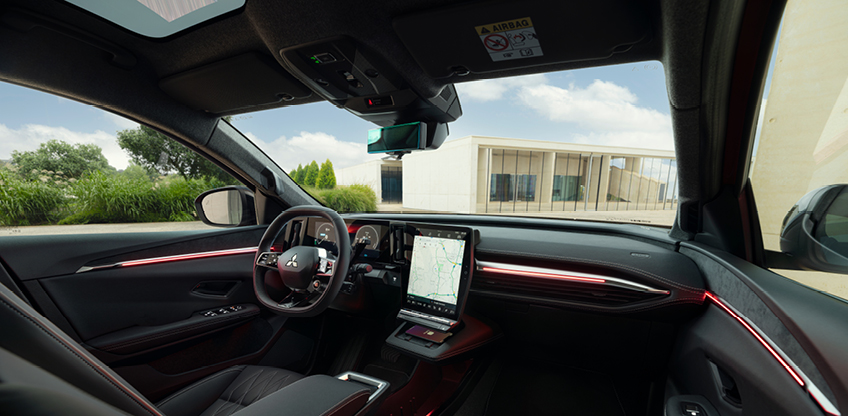 Der Innenraum des neuen Mitsubishi Eclipse Cross in rotem Ambient Light Der Innenraum des neuen Mitsubishi Eclipse Cross wird vom roten Ambient Light erhellt.