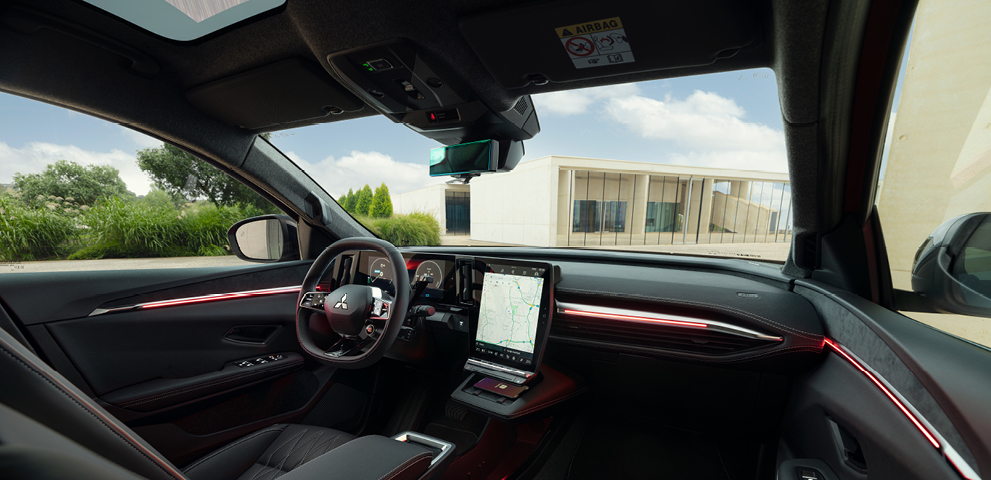 Der Innenraum des neuen Mitsubishi Eclipse Cross in rotem Ambient Light Der Innenraum des neuen Mitsubishi Eclipse Cross wird vom roten Ambient Light erhellt.