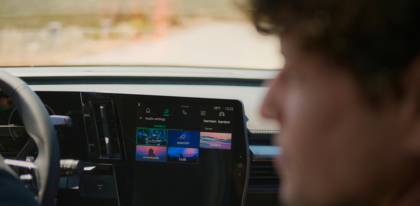 Das Infotainment des neuen Mitsubishi Eclipse Cross. Ein Mann schaut vom Beifahrersitz nach links, im Hintergrund ist das Infotainment des neuen Mitsubishi Eclipse Cross zu sehen.