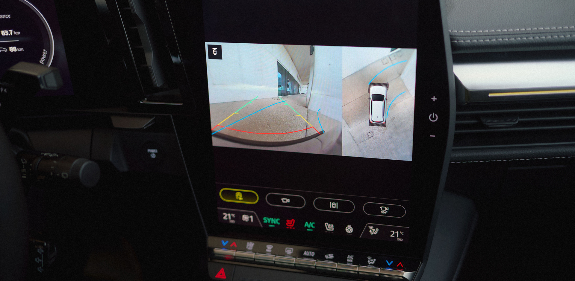 Die Einparkhilfe des neuen Mitsubishi Eclipse Cross Die Einparkhilfe zeigt im Display des Infotainments die Rücksicht und die Vogelperspektive des neuen Eclipse Cross.