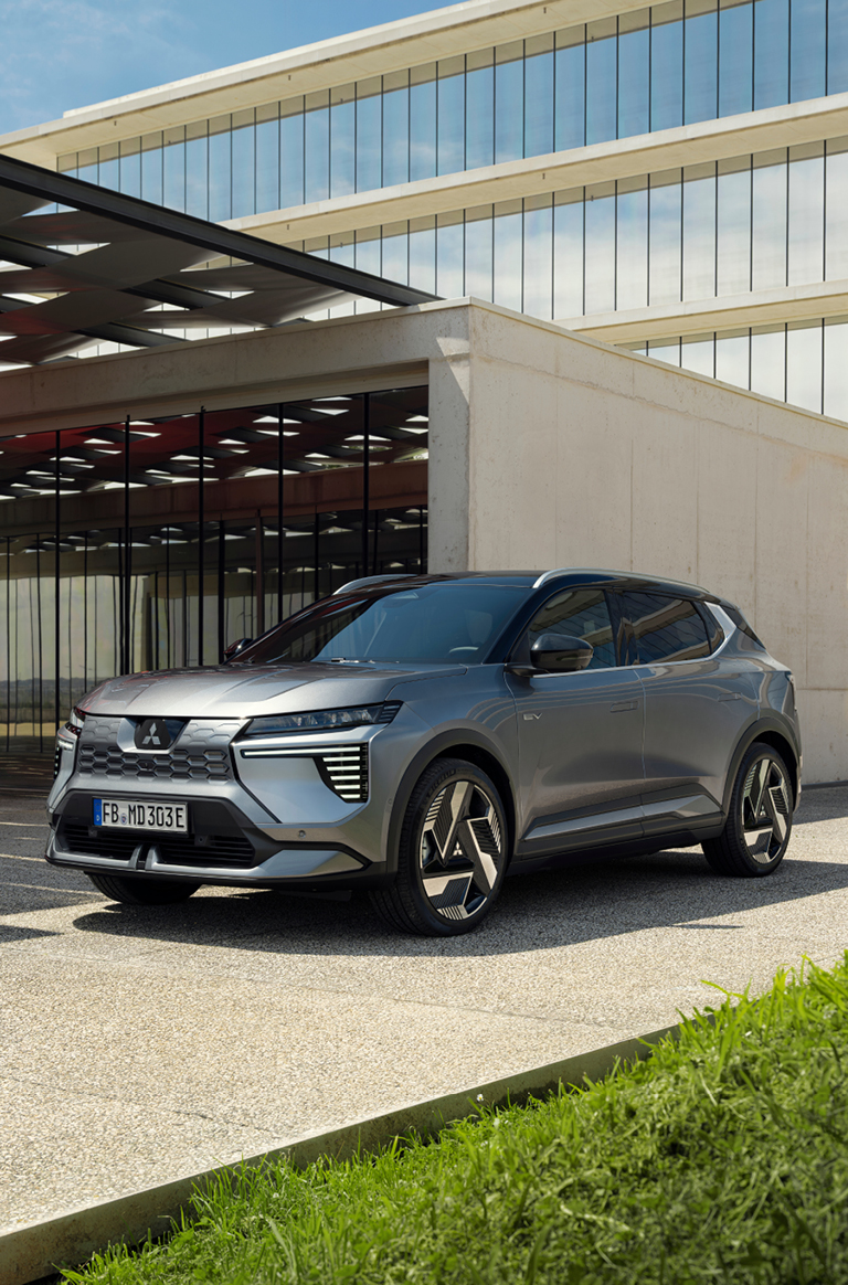 Der neue Mitsubishi Eclipse Cross Der neue Mitsubishi Eclipse Cross steht in einer bepflanzten, modernen Galerie.