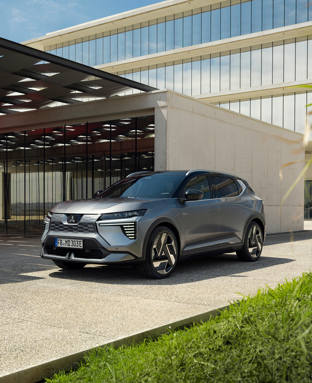 Der neue Mitsubishi Eclipse Cross Der neue Mitsubishi Eclipse Cross steht in einer bepflanzten, modernen Galerie.