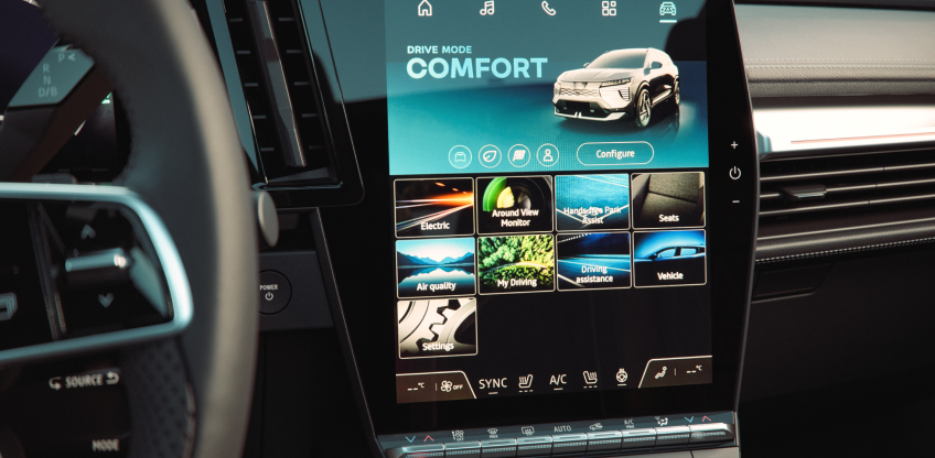 Das Cockpit mit dem 12" Farbdisplay in der Mittelkonsole