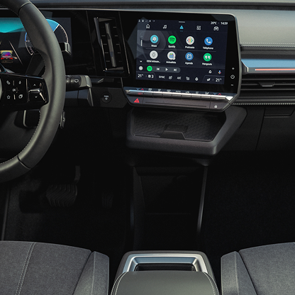 Das Cockpit mit digitalem Instrument und 9" Infotainment