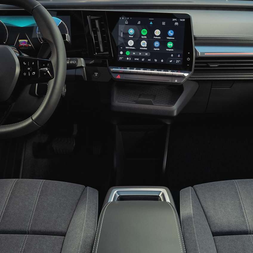 Das Cockpit mit digitalem Instrument und 9" Infotainment