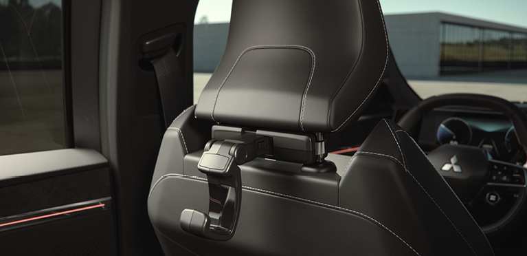 R&uuml;ckenlehne des Vordersitzes des Eclipse Cross mit Universalhaken.