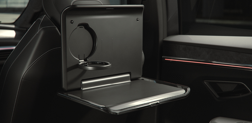 R&uuml;ckenlehne des Vordersitzes des Eclipse Cross mit ausklappbarem Klapptisch mit Becherhalter.