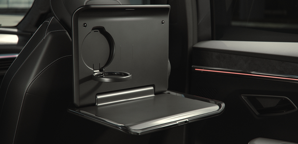 R&uuml;ckenlehne des Vordersitzes des Eclipse Cross mit ausklappbarem Klapptisch mit Becherhalter.