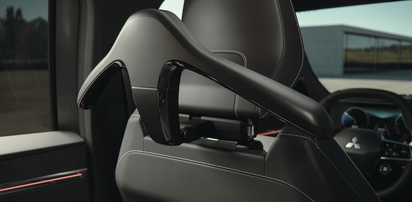R&uuml;ckenlehne des Vordersitzes des Eclipse Cross mit ausklappbarem Kleiderb&uuml;gel.