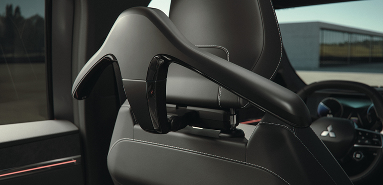 R&uuml;ckenlehne des Vordersitzes des Eclipse Cross mit ausklappbarem Kleiderb&uuml;gel.