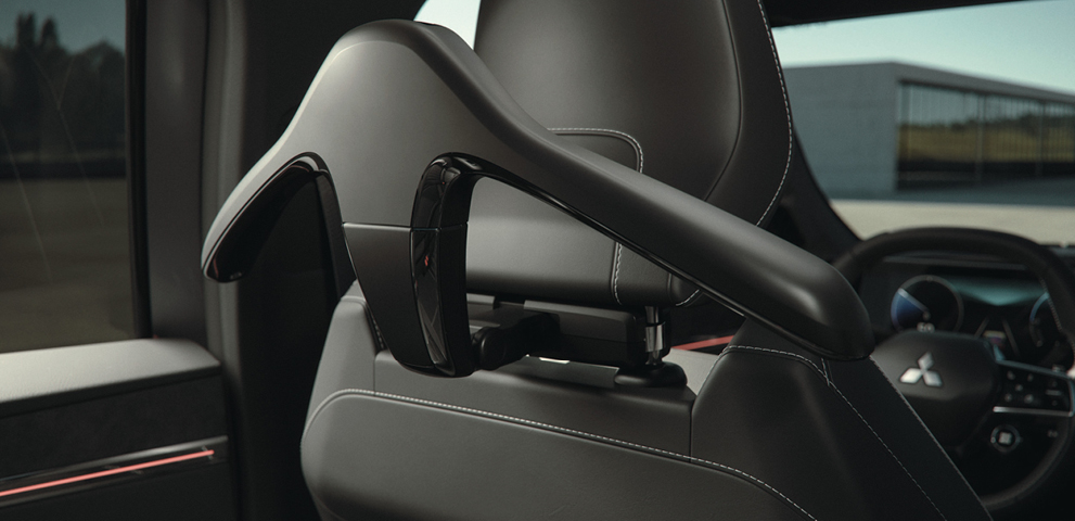 R&uuml;ckenlehne des Vordersitzes des Eclipse Cross mit ausklappbarem Kleiderb&uuml;gel.