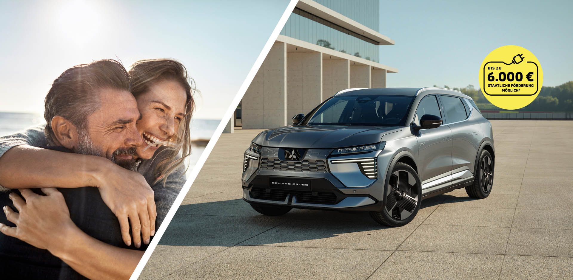 Das Eclipse Cross Sondermodell Ein Paar umarmt sich neben einem modernen grauen Mitsubishi Eclipse Cross; oben rechts weist ein gelbes Symbol auf bis zu 6.000 € staatliche Förderung hin.