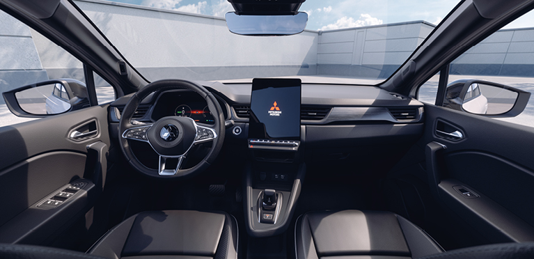 Modernes, schwarzes Cockpit des Mitsubishi Grandis mit Multifunktionslenkrad und gro&szlig;em, hochformatigem Touchscreen in der Mittelkonsole, die Blickrichtung verl&auml;uft von den Vordersitzen nach vorne.