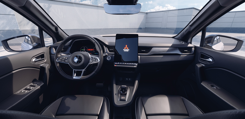 Modernes, schwarzes Cockpit des Mitsubishi Grandis mit Multifunktionslenkrad und gro&szlig;em, hochformatigem Touchscreen in der Mittelkonsole, die Blickrichtung verl&auml;uft von den Vordersitzen nach vorne.