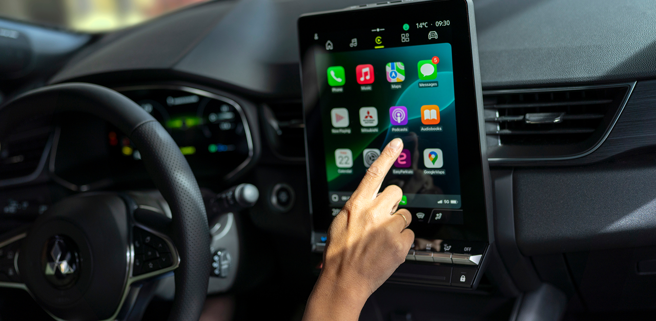 Frauenhand bedient den Touchdisplay im Grandis