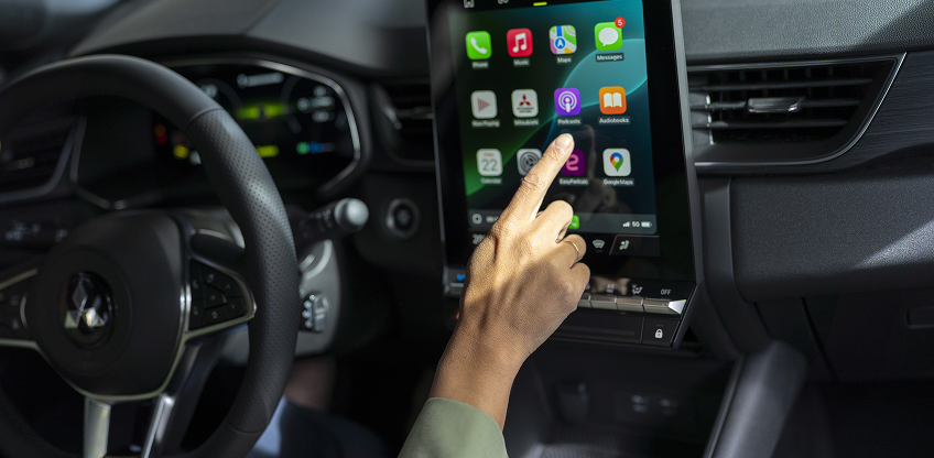 Smart unterwegs Weibliche Hand bedient den Touchscreen im Grandis