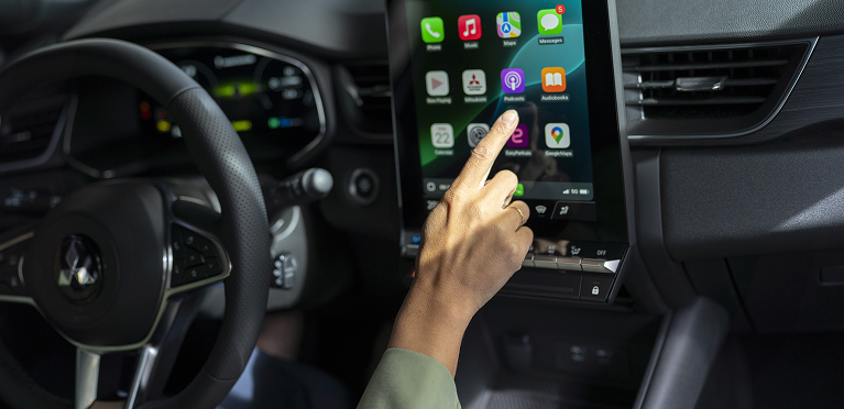 Smart unterwegs Weibliche Hand bedient den Touchscreen im Grandis