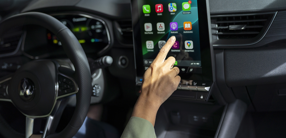 Smart unterwegs Weibliche Hand bedient den Touchscreen im Grandis