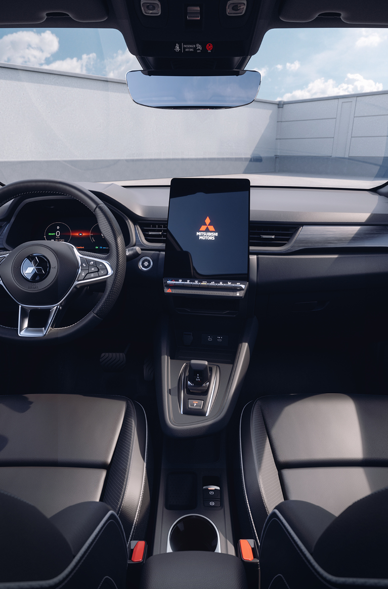 Modernes Cockpit des Mitsubishi Grandis mit Multifunktionslenkrad und gro&szlig;em, hochformatigem Touchscreen in der Mittelkonsole.