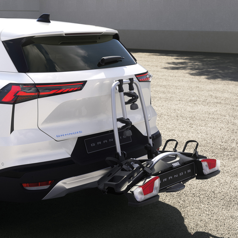 Nahaufnahme eines Fahrrad-Hecktr&auml;gers hinten an dem Mitsubishi Grandis.