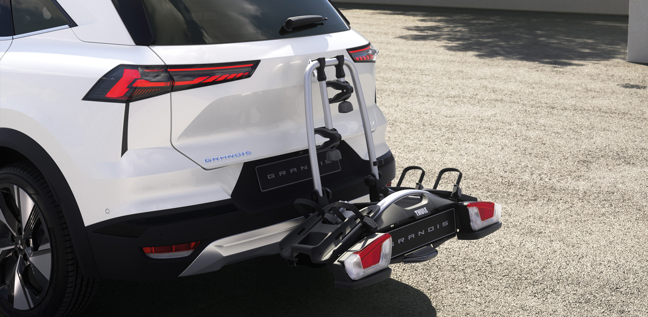 Nahaufnahme eines Fahrrad-Hecktr&auml;gers hinten an dem Mitsubishi Grandis.