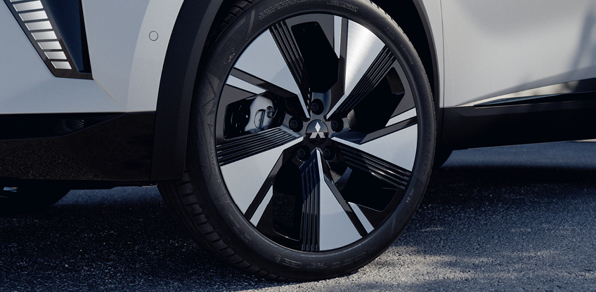 Nahaufnahme einer Felge am Mitsubishi Grandis.