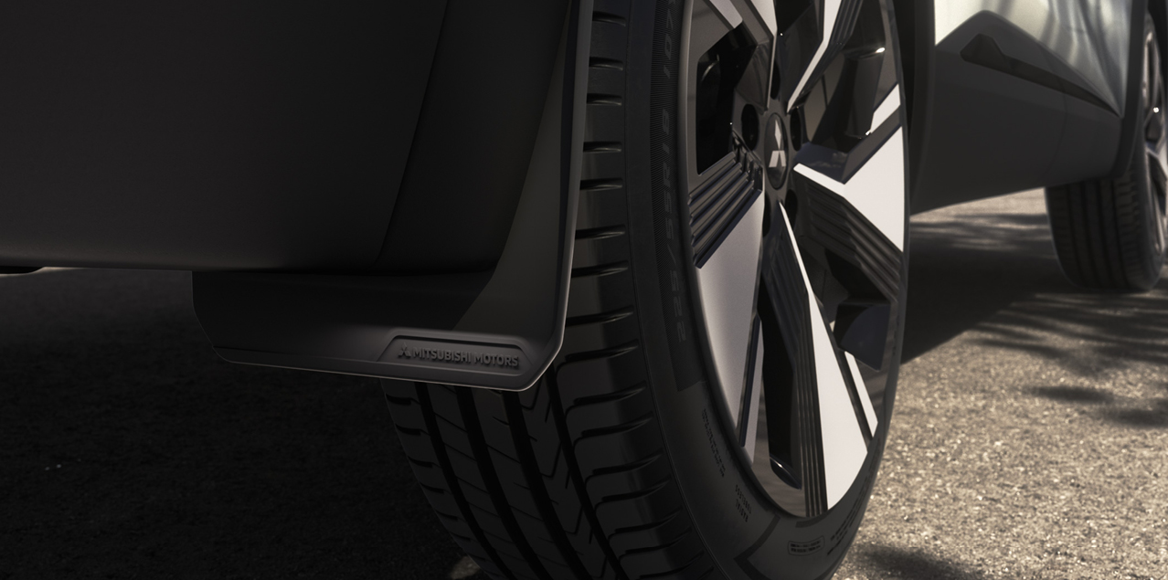 Nahaufnahme eines Schmutzf&auml;ngers am hinteren Reifen des Mitsubishi Grandis.