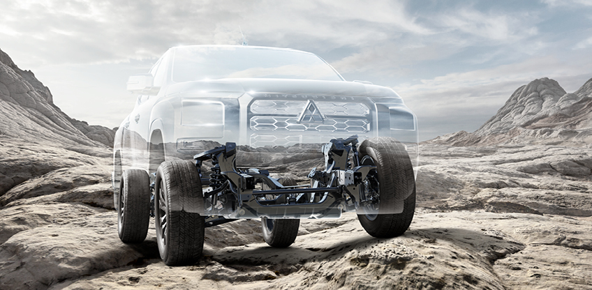 Transparenter Mitsubishi L200 Pick-up mit sichtbar dargestelltem Fahrwerk und Vorderradaufh&auml;ngung auf felsigem Untergrund in einer kargen Berglandschaft unter bew&ouml;lktem Himmel.