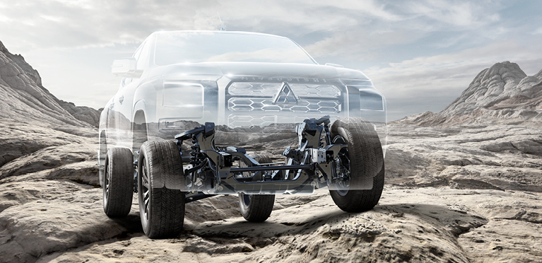 Transparenter Mitsubishi L200 Pick-up mit sichtbar dargestelltem Fahrwerk und Vorderradaufh&auml;ngung auf felsigem Untergrund in einer kargen Berglandschaft unter bew&ouml;lktem Himmel.