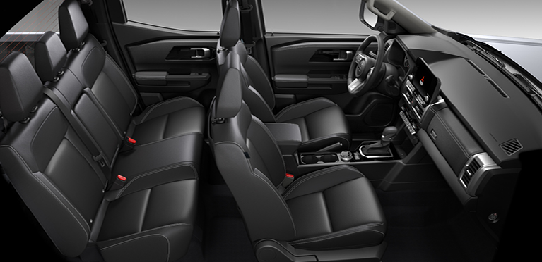 Blick in den schwarzen Innenraum eines Mitsubishi L200 mit drei Sitzreihen, gepolsterten Sitzen, Mittelkonsole mit Automatikschaltung und modernem Armaturenbrett.