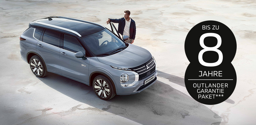 Ein Mann steht neben dem Outlander.