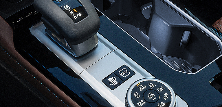 Automatik-Schaltung und Fahrmodi-Regler eines Mitsubishi Outlander, Nahaufnahme des Mittelkonsolenbereichs