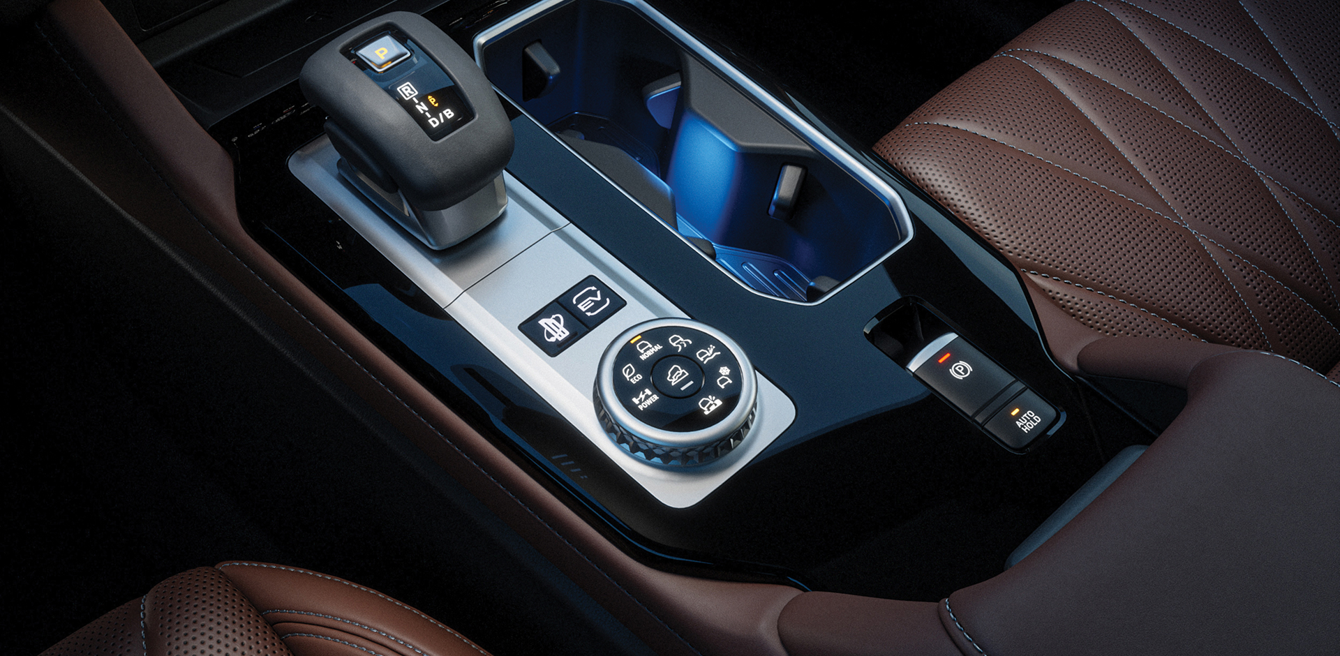 Mittelkonsole des Mitsubishi Outlander mit Getr&auml;nkehalter, Gangwahlhebel und gut sichtbaren Bedienelementen.