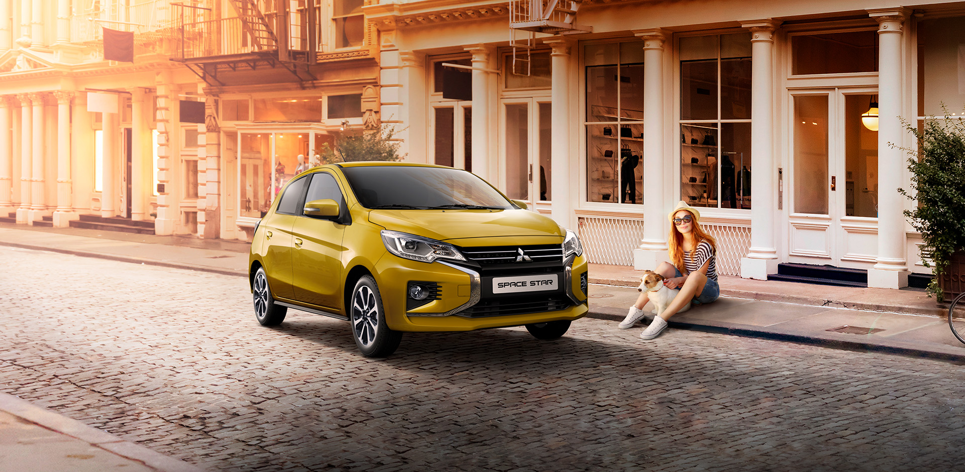 Frau mit Hund sitzt am Straßenrand neben einem parkenden Space Star