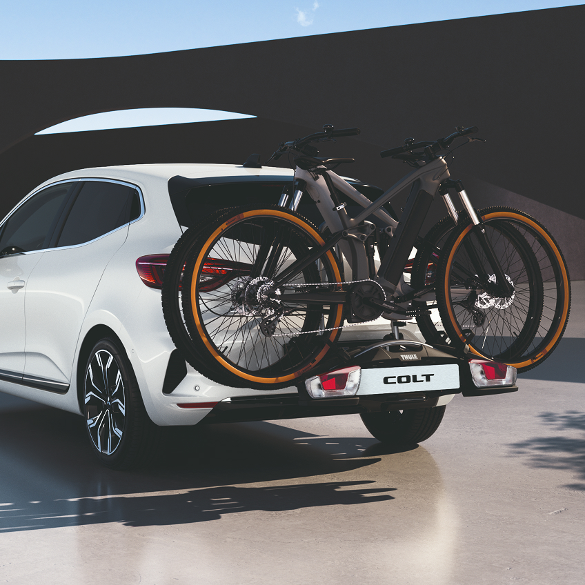 Zwei Fahrräder auf einem Heckträger, welcher am Mitsubishi COLT befestigt ist.