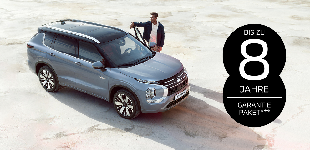 Mann steht neben dem Outlander mit Garantielogo im Bild