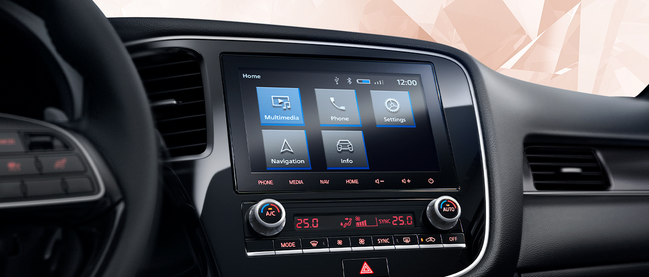 Outlander Diamant+ Cockpit mit Smartphone Link Display Audio II Cockpitaufnahme mit Display und Bedienelementen des Infotainment-Systems Smartphone Link Display Audio II im Outlander Diamant und Diamant+.