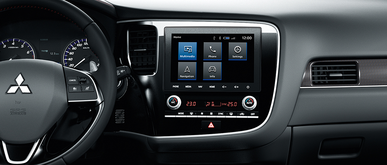 Smartphone Link Display Audio II im Outlander Spirit+ Cockpitaufnahme mit Display und Bedienelementen des Infotainment-Systems Smartphone Link Display Audio II im Outlander Spirit+.