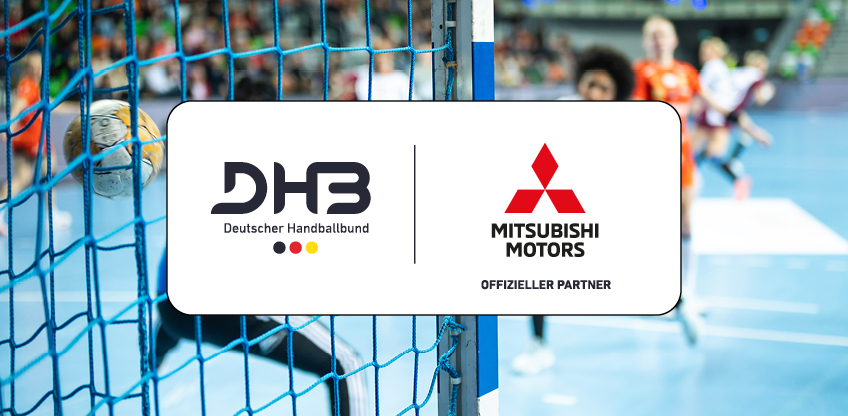 Das Kooperationslogo DHB und Mitsubishi auf wei&szlig;em Grund, im Hintergrund ein Handballtor