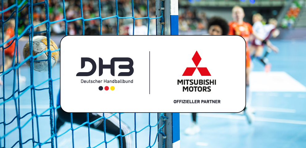 Das Kooperationslogo DHB und Mitsubishi auf wei&szlig;em Grund, im Hintergrund ein Handballtor