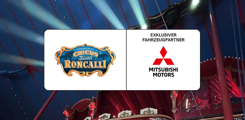 Das Kooperationslogo Circus Roncalli und Mitsubishi auf wei&szlig;em Grund, im Hintergrund eine Manege