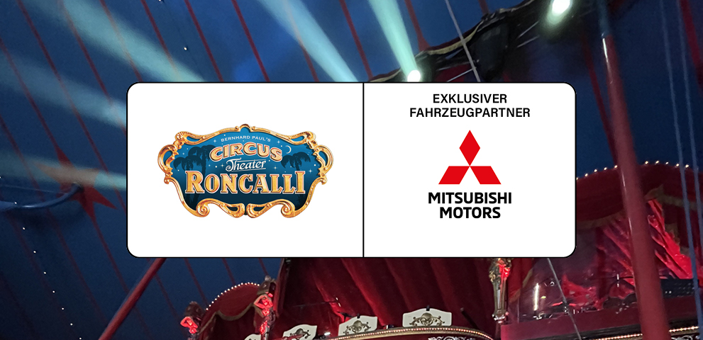 Das Kooperationslogo Circus Roncalli und Mitsubishi auf wei&szlig;em Grund, im Hintergrund eine Manege